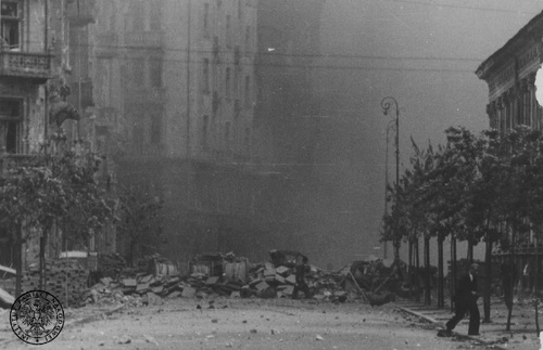 Barykada oddzielająca plac Napoleona od ul Szpitalnej w czasie Powstania Warszawskiego, 1-3 sierpnia 1944 r. Fot. z kolekcji Juliena Bryana przechowywanej w USHMM w Waszyngtonie AIPN