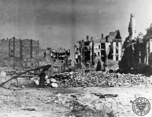 Ruiny na Placu Napoleona w stolicy zniszczonej po Powstaniu Warszawskim, 1945 r. Fot. AIPN