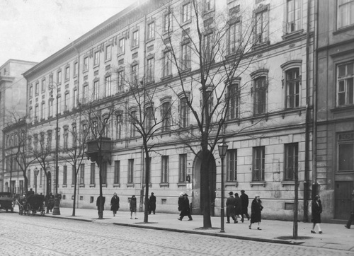 Widok na ul. Leszno w Warszawie w okresie międzywojennym. Fot. NAC