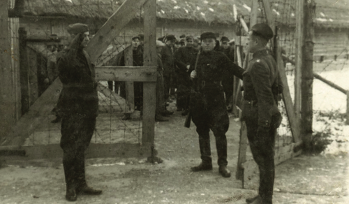 Więźniowie i wartownicy przy bramie obozu w Knyszynie (fot. IPN)
