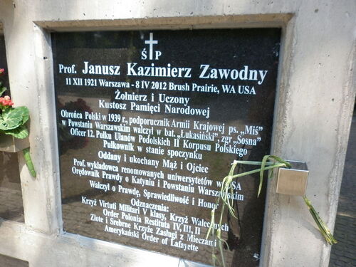 Janusz Kazimierz Zawodny swą drogę zakończył w ukochanej Warszawie. Na zdjęciu grób na warszawskich Powązkach
