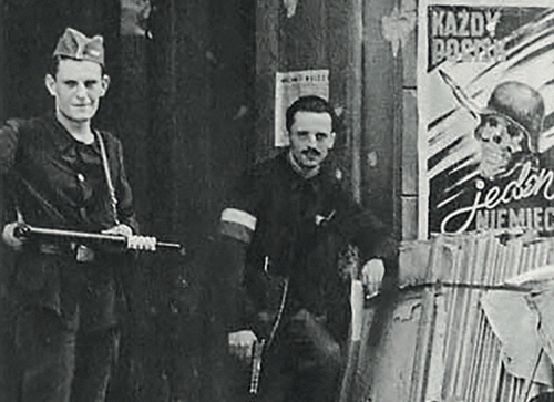 Posterunek przed kwaterą powstańczą; po prawej stronie plakat „Każdy pocisk – jeden Niemiec”, połowa sierpnia 1944 r. (fot. Wikimedia Commons)