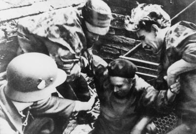 Powstaniec ze Starówki wychodzący z kanału, ul. Nowy Świat róg ul. Wareckiej, 1 września 1944 r. Fot. AIPN
