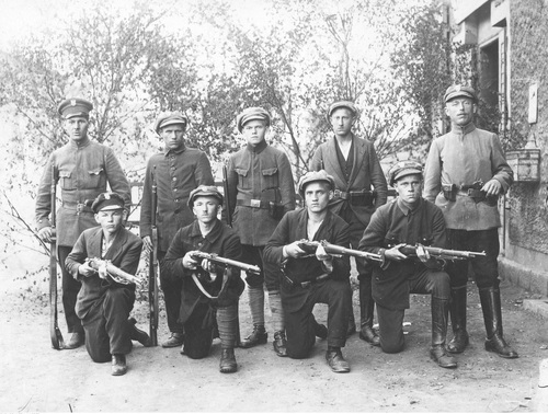 Grupa uczestników I powstania śląskiego. 1. z prawej ma zatknięty za pas pistolet Mauser C96, klęczący 1. i 2. z prawej karabiny Mauser Gew98. Fot. NAC