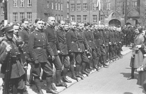 Kadeci podczas uroczystości święta 3 Maja w Katowicach, 1933 r. Fot. NAC