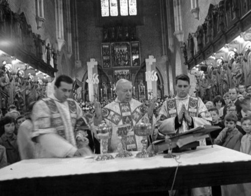 Msza św. (pod przewodnictwem prymasa Wyszyńskiego) dla młodzieży we wrocławskiej Archikatedrze Św. Jana Chrzciciela - 16 X 1966 r. (fot. NAC)