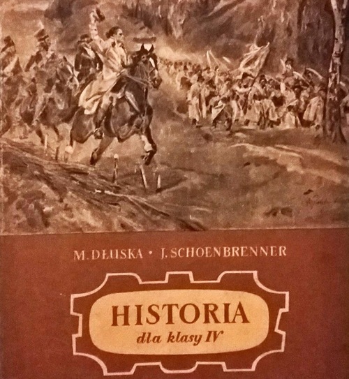 Okładka podręcznika historii dla klasy IV M. Dłuski i J. Schoenbrennerowej: reprodukcja obrazu Wojciecha Kossaka „Kościuszko z kosynierami”, na którym malarz ukazał biegnących kosynierów, a obok nich jadących konno dowódców, na czele z Tadeuszem Kościuszką, pozdrawiającym tę chłopską piechotę gestem uniesionej nad głową czapki