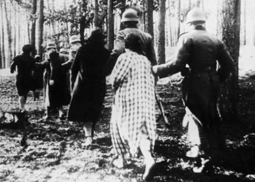 Polki prowadzone przez Niemców na egzekucję w Palmirach, 1940 r. (fot. Wikipedia)
