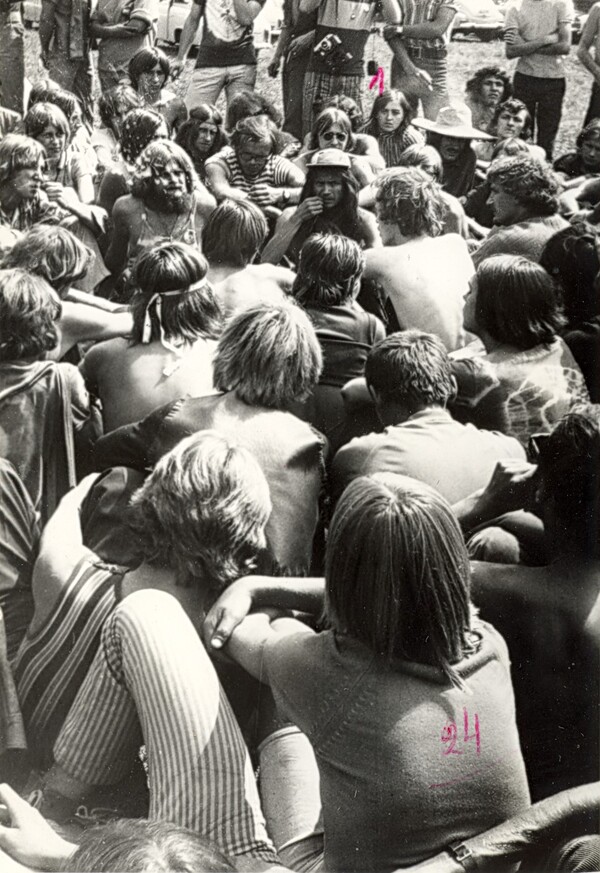 Długowłosi pątnicy. Zlot hipisów na Jasnej Górze w sierpniu 1971 r.