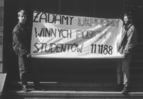 Protesty przed Uniwersytetem Śląskim w sprawie ukarania winnych pobicia studentów. Fot. ze zbiorów Stowarzyszenia „Pokolenie”