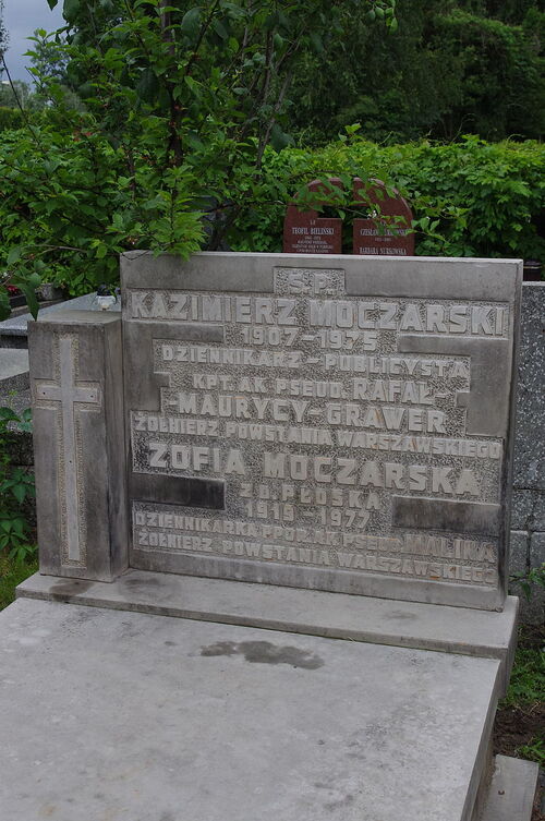Grób Kazimierza i Zofii Moczarskich na Cmentarzu Wojskowym na Powązkach w Warszawie. Fot. Wikimedia Commons/Mateusz Opasiński (CC BY-SA 3.0)