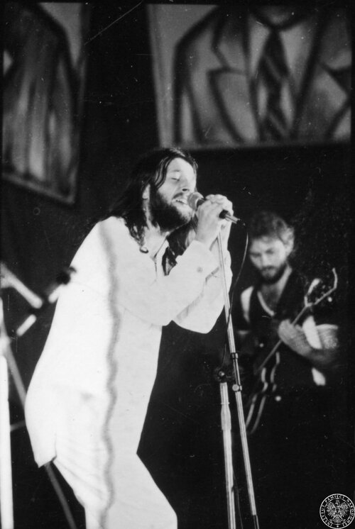 Koncert zespołu Dżem. Na pierwszym planie frontman Ryszard Riedel; za nim gitarzysta Adam Otręba. Gdańsk, 20-22 sierpnia 1981 r. Fot. AIPN