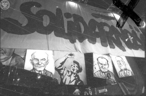 Scena z karykaturami przywódców partyjnych przysłonięta transparentem NSZZ "Solidarność". Gdańsk, 20-22 sierpnia 1981 r. Fot. AIPN
