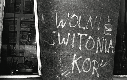 Jeden z napisów w centrum Katowic wykonany w ramach akcji obrony Kazimierza Świtonia w lutym 1979 r. (fot. IPN)