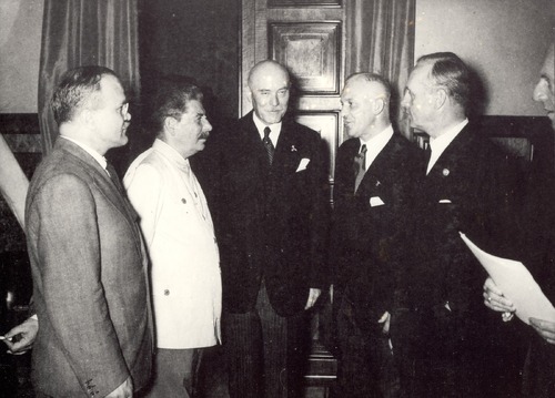 Członkowie niemieckiej delagacji i przedstawiciele najwyższych władz sowieckich podczas podpisania niemiecko-sowieckiego paktu o nieagresji. Od lewej: przewodniczący Rady Komisarzy Ludowych ZSRS i ludowy komisarz spraw zagranicznych Wiaczesław Mołotow, Sekretarz Komitetu Centralnego WKP(b) Józef Stalin, ambasador III Rzeszy Friedrich-Werner von der Schulenburg, NN członek niemieckiej delegacji, minister spraw zagranicznych III Rzeszy Joachim von Ribbentrop, 23/24 sierpnia 1939 r. Fot. AIPN