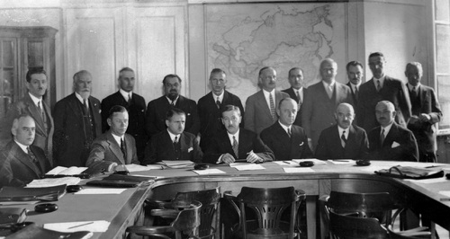 Posiedzenie Rady Państwowego Instytutu Eksportowego. W tle mapa obejmująca m.in. Związek Sowiecki, 1929-1930 r. Fot. NAC