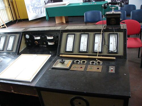 Hala nadajnika – konsola 0raz jedna ze śrub, jakimi skręcone są elementy konstrukcji wieży we wnetrzu gliwickiej radiostacji. Fot. Wikimedia Commons/Gliwice (CC BY-SA 2.5)