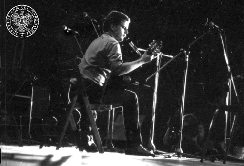 Jacek Kaczmarski na scenie w hali Olivia w Gdańsku, 20-22 sierpnia 1981 r. Fot. AIPN