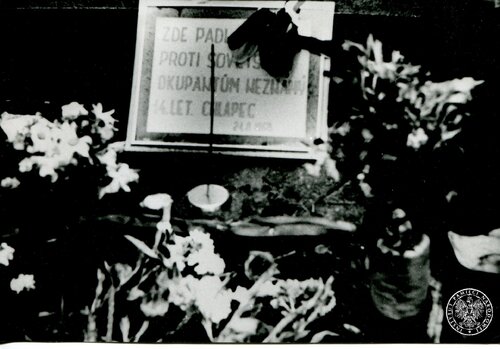 Ozdobione kwiatami miejsce w Pradze, gdzie w efekcie wojskowej interwencji Układu Warszawskiego w Czechosłowacji w sierpniu 1968 r. zginął 14 - letni chłopiec. Fot. z zasobu IPN