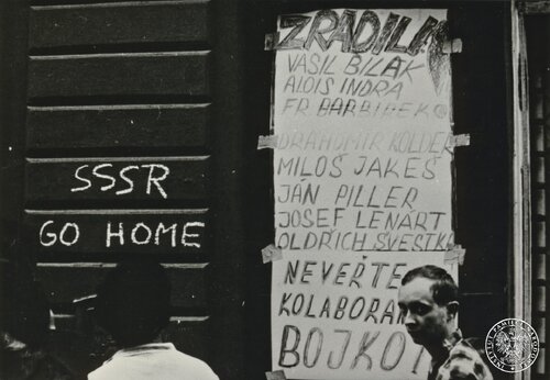 Wojskowa interwencja Układu Warszawskiego w Czechosłowacji w sierpniu 1968 r. Plakat na jednym z budynków Pragi, na którym umieszczono nazwiska osób oskarżanych o zdradę i kolaborację. Obok widać, sporządzony w języku angielskim, napis "ZSRS do domu". Fot. z zasobu IPN