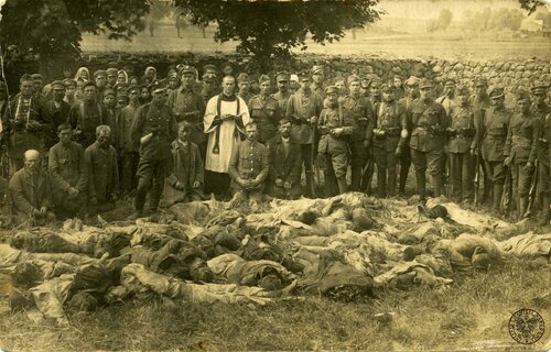 Ciała polskich żołnierzy zamordowanych i poległych pod Lemanem na cmentarzu w Kolnie, sierpień 1920 r. (autor: Stefan Mroczkowski, fot. z zasobu IPN)