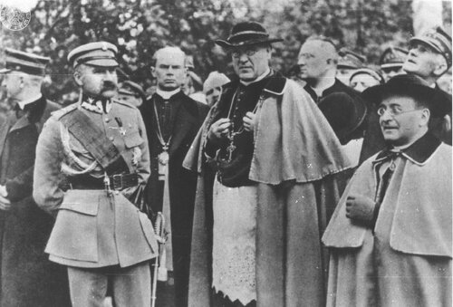 Marszałek oraz nuncjusz otoczeni grupą wojskowych i duchownych.