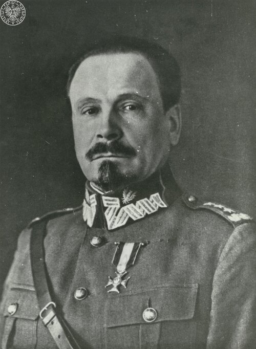 Gen Józef Haller - zdjęcie portretowe w mundurze generała broni. Widoczny po prawej stronie Krzyż Srebrny Orderu Wojennego Virtuti Militari. Fot. AIPN