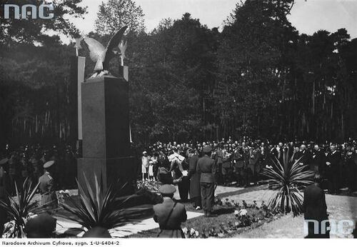 Odsłonięcie pomnika poległych żołnierzy wojsk balonowych w maju 1937 roku (fot. Narodowe Archiwum Cyfrowe)
