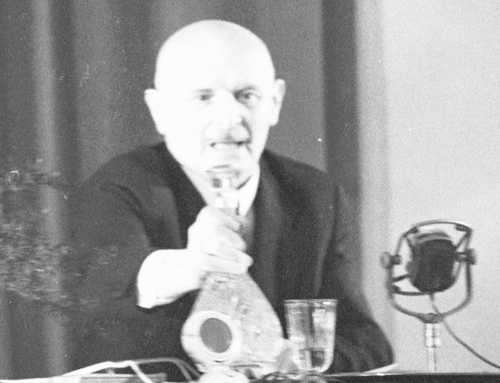 Stanisław Szwalbe (1898-1996) prowadzący walne zgromadzenie członków Towarzystwa Przyjaciół Warszawy w Muzeum Narodowym (fot. NAC)
