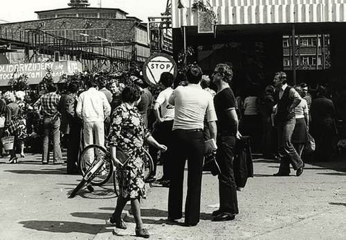 Mieszkańcy miasta przed bramą strajkującej Stoczni Szczecińskiej (fot. Zbigniew Wróblewski)