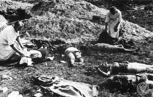 Warszawa, 10 września 1939 r. Dwie pielęgniarki ze Szpitala św. Zofii okrywają ciała ofiar niemieckiego ataku bombowego na budynek mieszkalny w okolicy skrzyżowania ulic Żelaznej i Nowolipie. Fot. z zasobu IPN
