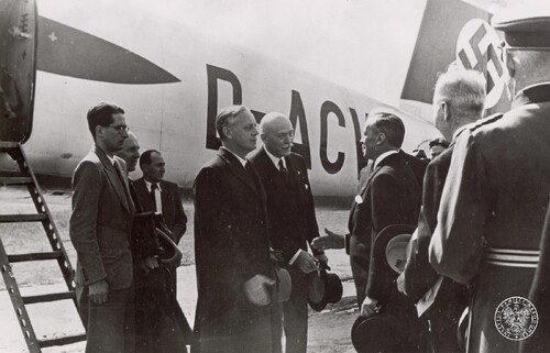 Lotnisko w Moskwie, powitanie przez Rosjan ministra spraw zagranicznych III Rzeszy Joachima von Ribbentropa (z jasnym kapeluszem w ręku), przybyłego w celu podpisania niemiecko-sowieckiego paktu (tzw. Paktu Ribbentrop-Mołotow). 23 sierpnia 1939 r. Obok Ribbentropa ambasador III Rzeszy w Związku Radzieckim Friedrich Werner von der Schullenburg (z cylindrem w ręku). Z tyłu po lewej tył samolotu pasażerskiego Lufthansy Focke-Wulf FW 200A-04 "Grenzmark". Fot. z zasobu IPN