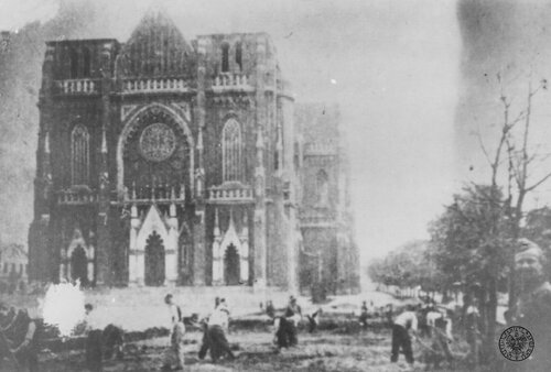 Częstochowa, wrzesień 1939 r. Grzebanie przed częstochowską katedrą zwłok osób zastrzelonych przez Niemców 4 września 1939 r. Na pierwszym planie po prawej żołnierz Wermachtu. Fot. z zasobu IPN