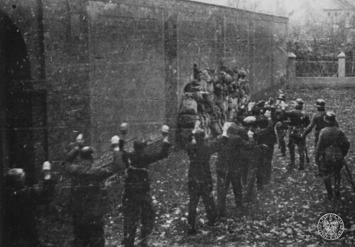 Leszno, 20 października 1939 r. Egzekucja przez rozstrzelanie 20 Polaków pod murami więzienia przy ul. Kościuszki. Skazani na śmierć prowadzeni przez żandarmerię niemiecką na miejsce egzekucji. Fot. z zasobu IPN