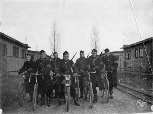 Jesień 1939 r. Członkowie grudziądzkiego <i>Selbstschutzu</i> w czasie "patrolu". Fot. z zasobu IPN