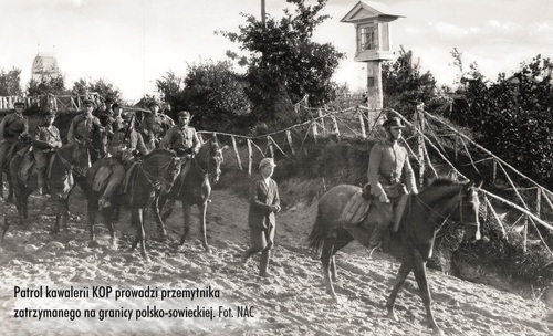 Patrol kawalerii KOP prowadzi przemytnika  zatrzymanego na granicy polsko-sowieckiej. Fot. NAC