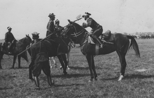 Rewia Brygady Kawalerii KOP "Baranowicze" w Lidzie. Gen. Edward Rydz-Śmigły (3. z prawej) w otoczeniu nierozpoznanych oficerów podczas rewii, sierpień 1935 r. Fot. NAC