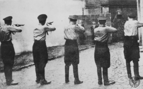 Lubawa, 7 XII 1939 r. Członkowie Selbschutzu Westpreussen rozstrzeliwują ustawionych pod murem Polaków (fot. z zasobu IPN)