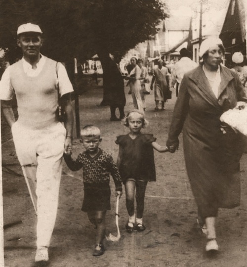 Tadeusz Łysakowski z rodzicami Adelą i Stefanem oraz kuzynką, Hel, około 1935 r. Fot. ze zbiorów autora