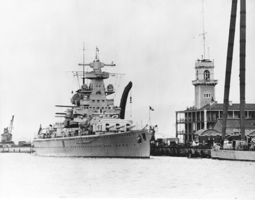 Niemiecki ciężki krążownik (tzw. pancernik kieszonkowy) "Admiral Scheer" w porcie Gibraltaru, około 1936 r. Fot. Wikimedia Commons/domena publiczna, źródło: <i>Official U.S. Navy photo NH 59664 from the U.S. Navy Naval History and Heritage Command</i>, autor: U.S. Navy