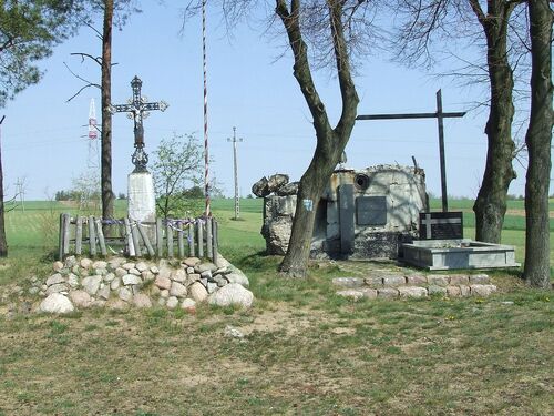 Miejsce pamięci o bitwie u podnóża Góry Strękowej z elementem schronu z bitwy pod Nowogrodem. Fot. Wikimedia Commons/Hiuppo (CC BY-SA 3.0)