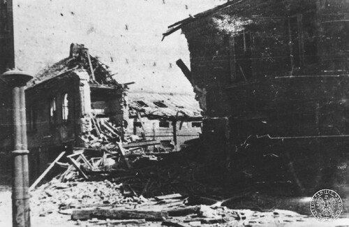 Budynek mieszkalny przy ul. Jasnej zbombardowany przez niemieckie samoloty w czasie Powstania Warszawskiego. Fot. z zasobu IPN