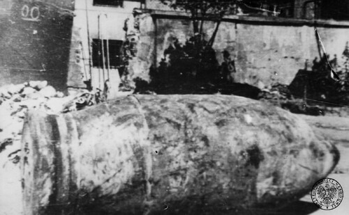Niewybuch pocisku kal. 600 mm z niemieckiego najcięższego moździerza samobieżnego (60cm Mörser "Karl" Gerät 040, najprawdopodobniej pojazd nr VI [Gerät VI] "Ziu" z 638. baterii artylerii najcięższej) zabezpieczony przez powstańców prawdopodobnie na terenie Śródmieścia w drugiej połowie sierpnia 1944 r. Fot. z zasobu IPN