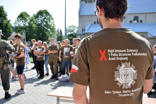 Zakończenie 10. Rajdu Szlakami Żołnierzy 1. Pułku Strzelców Podhalańskich AK. Dobra, 9 czerwca 2019 (ze zbiorów IPN).