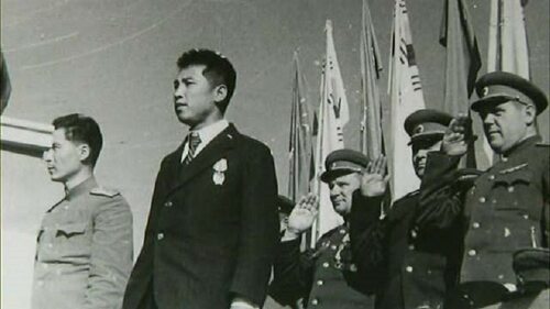 Kim Ir Sen z oficerami sowieckimi w 1945 roku (źródło: Wikimedia)
