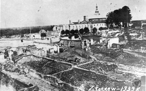 Złoczew. Widok na zniszczone przez Niemców we wrześniu 1939 r. miasto (z uratowanym kościołem). Fot. z zasobu IPN