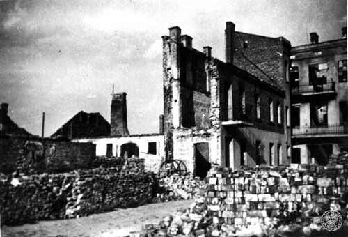 Ruiny domów w Bełchatowie przy ulicy Kościuszki, efekt działań Niemców we wrześniu 1939 r. Fot. z zasobu IPN