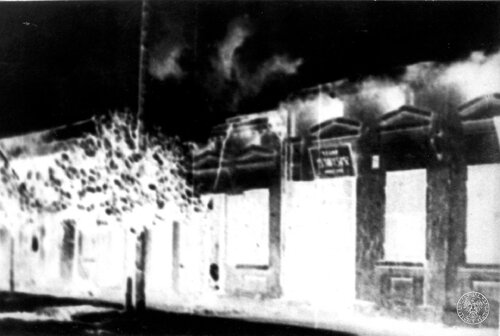 Płonąca zabudowa (sklep?) Złoczewa. Miasto zostało spalone przez Niemców we wrześniu 1939 r. Odbitka wykonana z filmu nakręconego przez Niemców, który miał przedstawiać "działania wojenne" w Polsce. Fot. z zasobu IPN
