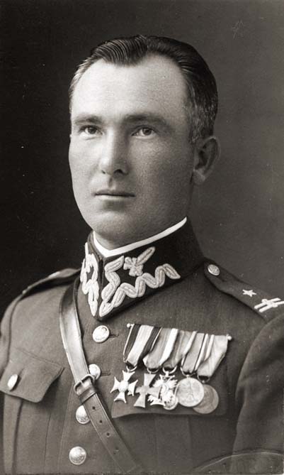 Antoni Chruściel (1926, w stopniu majora). Fot. Wikimedia Commons/domena publiczna (wg opisu - autor nieznany), źródło: Wojskowe Biuro Historyczne