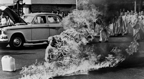 Samospalenie jako forma protestu była szczególnie wymowna, zwłaszcza w latach 60-tych ubiegłego wieku, za przyczyną słynnego zdjęcia buddyjskiego mnicha Thích Quảng Ðứca, który 11 VI 1963 r. podpalił się w Sajgonie, protestując przeciwko dyktaturze prezydenta Ngô Đình Diệm i prześladowaniom buddyzmu (fot. Everett Collection/East News)